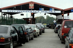 На кордоні з Польщею знов величезні черги з автівок 