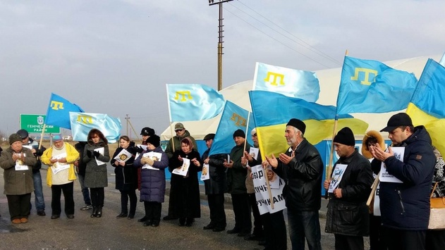 Кримські активісти влаштували пікет на Чонгарі