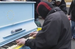 Піаніст з Майдану зіграв на Банковій