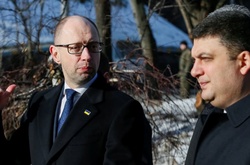 Яценюку і Гройсману подарували однакові пістолети