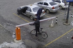 Зніс на льоту і виніс на руках: протистояння велосипедиста та шлагбаума