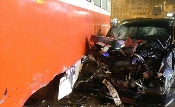 У Києві автомобіль врізався у трамвай з пасажирами: є постраждалі