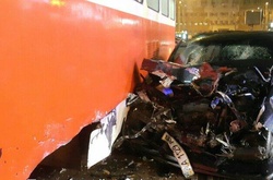 У Києві автомобіль врізався у трамвай з пасажирами: є постраждалі