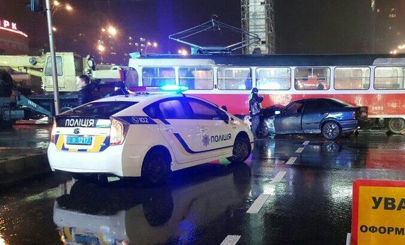 На площі Перемоги автомобіль влетів у трамвай (ФОТО)