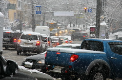 Столиця тягнеться у 6-бальних заторах