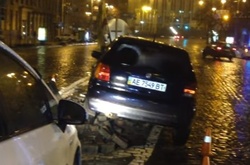 В центрі Києва автомобіль зніс пам'ятник Герою Небесної сотні