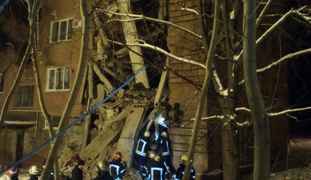 Обвал гуртожитку в Чернігові: рятувальники дістали з-під завалу дитину 