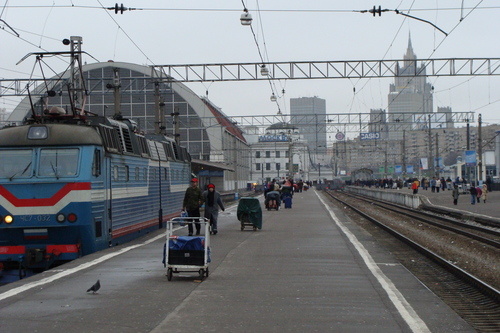 Російські  силовики у потязі Москва-Київ шукають вибухівку
