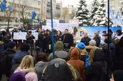 Біля Конституційного суду активісти вимагають скасувати «закон Ківалова-Колесніченка»