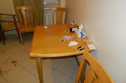 У готельному номері жінка пляшкою шампанського розбила чоловікові голову