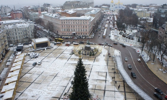На Михайлівській площі почали встановлювати оглядове колесо (ФОТО)