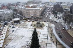 На Михайлівській площі почали встановлювати оглядове колесо (ФОТО)