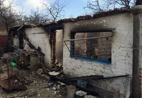 Бойовики гатять по житлових районах: в Авдіївці згорів будинок