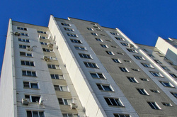 У Дніпровському районі чоловік викинувся з восьмого поверху