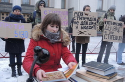 Як «голодні студенти» мітингували під Радою. Фотогалерея