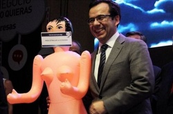 Министр экономики Чили так обрадовался подаренной секс-кукле, что пришлось извиняться