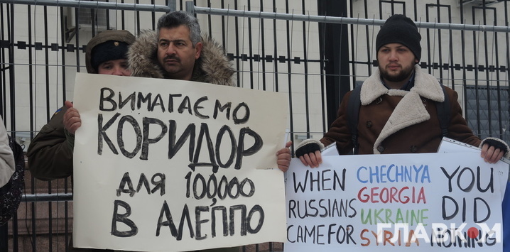Кров та поранені діти. Як українці протестували проти злочинів режимів Путіна та Асада