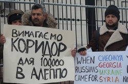 Кров та поранені діти. Як українці протестували проти злочинів режимів Путіна та Асада