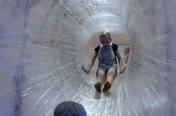 Детскую площадку из скотча сделал американский художник