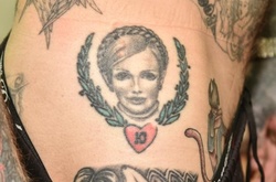 Модный тюремный тренд: уголовники в восторге от татуировок с Тимошенко