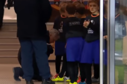 З'явилося відео, як Моуріньо став на коліна перед українськими дітьми