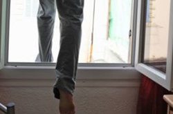 У столичній лікарні чоловік вистрибнув із вікна