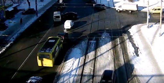 На вулиці Кирилівській порушник протаранив мікроавтобус