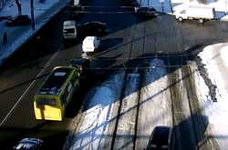 На вулиці Кирилівській порушник протаранив мікроавтобус