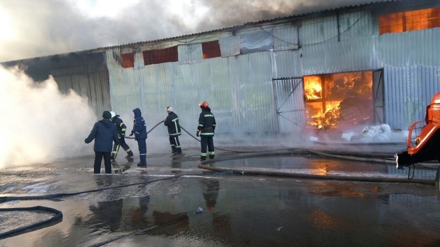 Вогнеборці локалізували пожежу на складах у Вишневому