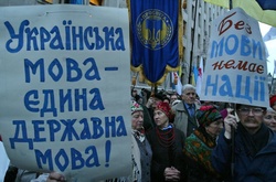 Дві третини громадян вважають українську мову рідною, але розмовляють нею лише 55% – опитування