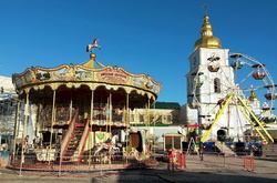 На Михайлівській площі закінчують підготовку до свят (ФОТО)