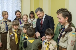 Порошенко отримав від пластунів Вифлеємський вогонь миру