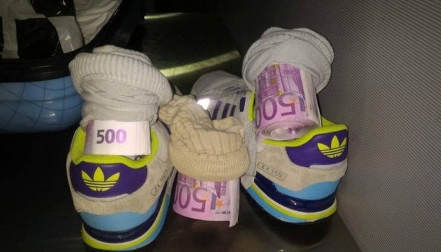 Українець намагався вивезти у шкарпетках в Італію 182 тисячі євро