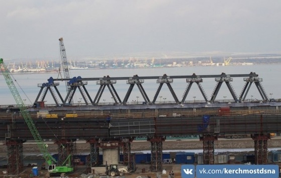 Будівництво Керченського мосту завмерло. У мережі оприлюднено нові фото з будівнитва