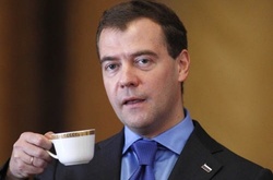 Медведєв присягається, що в новорічну ніч їстиме лише продукти російського виробництва