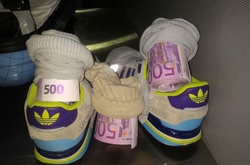 Чоловік намагався в шкарпетках вивезти з України 200 тисяч євро