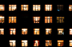 У Києві чоловік погрожував викинути маленьку дитину з 5 поверху