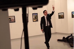 В мережі з’явилося відео замаху на посла РФ у Туреччині 