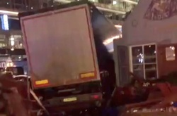 У Берліні вантажівка в'їхала у натовп: 9 людей загинули
