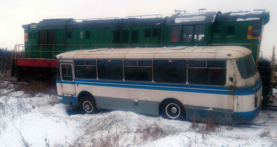 На Донеччині автобус потрапив під потяг, є потерпілі