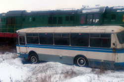 На Донеччині автобус потрапив під потяг, є потерпілі