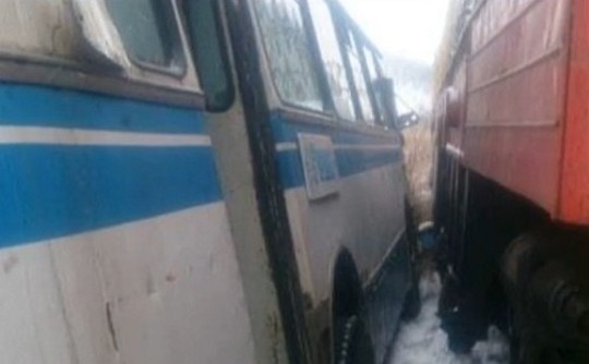 На Донеччині автобус зіткнувся з тепловозом. Є постраждалі