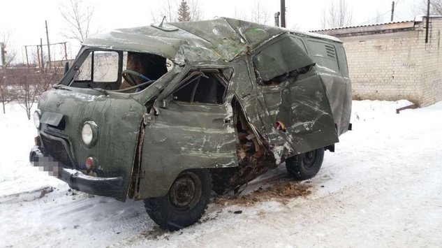На Луганщині автобус зіткнувся з військовим авто: 4 травмованих