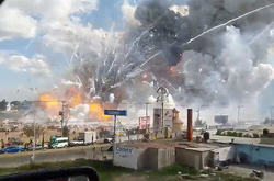 Як виглядають жахливі наслідки вибуху на ринку піротехніки в Мексиці