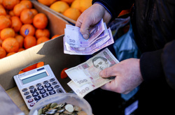 Українці витрачають на харчування майже половину своїх доходів