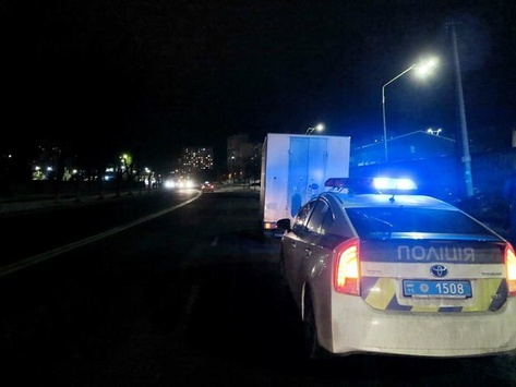 У Києві водій Mercedes збив водія трактора, який вибіг на дорогу (ФОТО)
