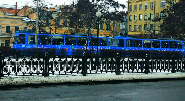Дніпром їздить казковий новорічний трамвай