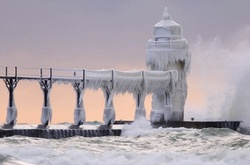 Ледяное волшебство: маяк на озере Мичиган превратился в сказочную башню