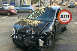 У Подільському районі на високій швидкості зіштовхнулися два авто