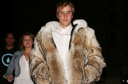 Звезды тоже мерзнут. Джастин Бибер примерил женскую шубу